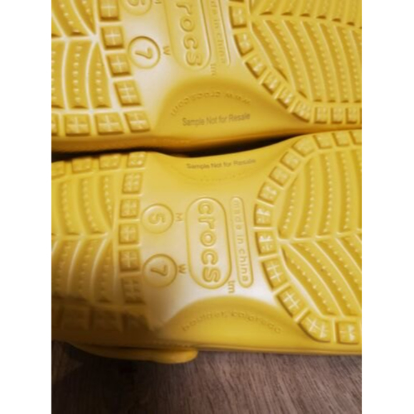 NWOT Crocs Classic Neo Puff Women's Size 7 Mens 5 Clogs Yellow 206624-700 - Picture 5 of 5
